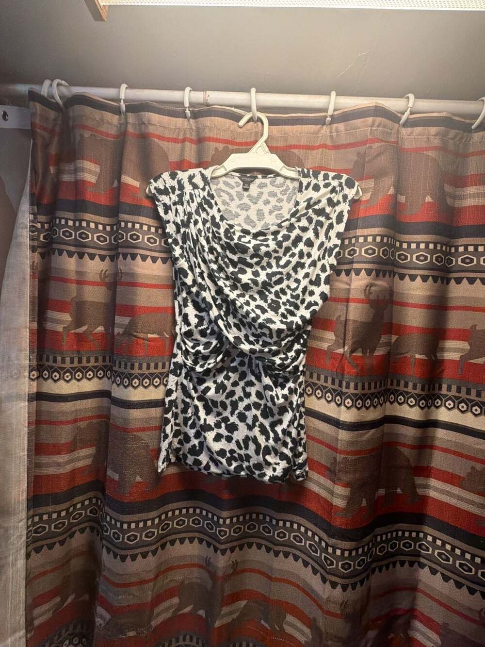 Ann Taylor Snow Leopard Black White Rayon Blend Ruche Stretch Top Size XSP NWOT